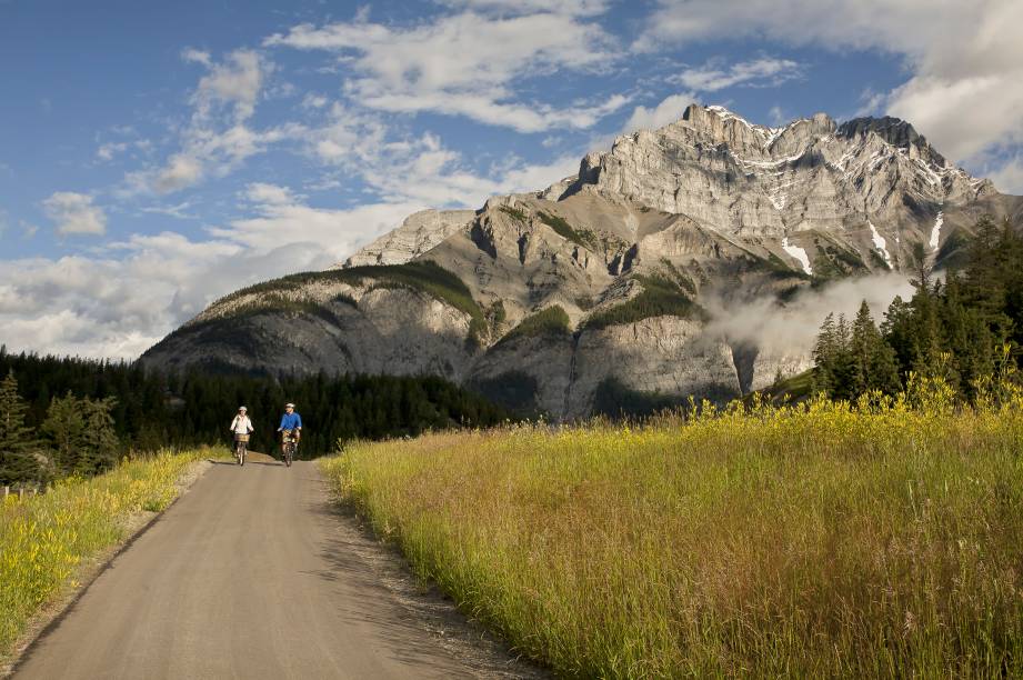 <strong>Trilha Legacy</strong>        Esta trilha bem pavimentada de 22,3km vai do Portão Leste do Parque Nacional de Banff até a estrada do Bow Valley. No caminho há belos mirantes, áreas para piquenique, uma vista para a cidade de Banff e uma série de paradas para descanso. É possível percorrê-la a pé, de bicicleta, skate, patins e por cadeira de rodas (há algumas elevações mais intensas, porém são curtas e bem sinalizadas nos mapas)