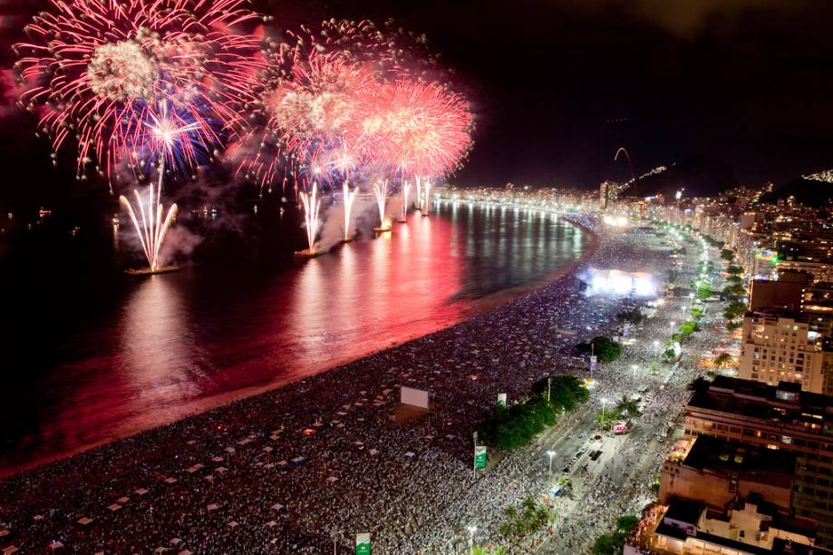 Para amenizar a concentração em Copacabana, a prefeitura promove shows e queima de fogos na Barra da Tijuca, Pedra da Guaratiba e Ilha do Governador