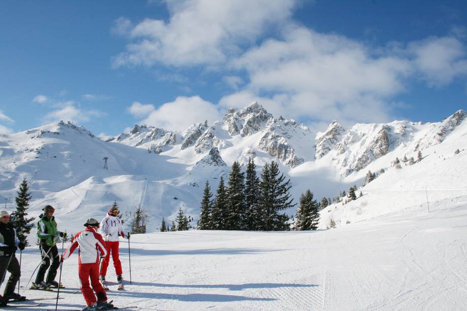 <a href="https://viajeaqui.abril.com.br/materias/courchevel-conheca-a-vila-criada-para-ser-um-resort-de-esqui" rel="Courchevel" target="_blank">Courchevel</a> tem 96 pistas, para todos os tipos de esquiadores <a href="https://viajeaqui.abril.com.br/materias/courchevel-conheca-a-vila-criada-para-ser-um-resort-de-esqui" rel="Courchevel" target="_blank">Courchevel</a> tem 96 pistas, para todos os tipos de esquiadores