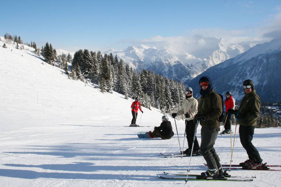 <a href="https://viajeaqui.abril.com.br/materias/courchevel-conheca-a-vila-criada-para-ser-um-resort-de-esqui" rel="Courchevel" target="_blank">Courchevel</a> é ostentação no nível Putin: destino de inverno preferido dos russos endinheirados, o serviço de turismo gira em torno deles