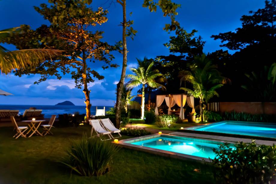 <strong>1. <a href="https://www.nauroyal.com.br/home/" target="_blank" rel="noopener">Hotel Spa Nau Royal</a> – Praia de Camburí, São Sebastião</strong> Com o pé nas areias da praia de Camburí, o hotel de charme tem vista pro mar desde a piscina e da varanda de alguns quartos. O Nau Royal também é um Spa by L’Occitane com pacotes para casais e oferece menus saudáveis especiais. <a href="https://www.booking.com/hotel/br/spa-nau-royal.pt-br.html?aid=332455;label=viagemabril-pousadaslitoralsp;sid=eedbe6de09e709d664615ac6f1b39a5d;checkin=2017-11-09;checkout=2017-11-10;ucfs=1;srpvid=abdd938e918c047a;srepoch=1508446750;highlighted_blocks=44540901_99678662_0_1_0;all_sr_blocks=44540901_99678662_0_1_0;room1=A%2CA;hpos=1;hapos=1;dest_type=city;dest_id=900048720;srfid=8b45a95c2d05d008852771b0e5ed24a1092609a6X1;from=searchresults;highlight_room=#hotelTmpl" target="_blank" rel="noopener"><em>Faça a sua reserva no Spa Nau Royal pelo Booking.com</em></a> <strong>1. <a href="https://www.nauroyal.com.br/home/" target="_blank" rel="noopener">Hotel Spa Nau Royal</a> – Praia de Camburí, São Sebastião</strong> Com o pé nas areias da praia de Camburí, o hotel de charme tem vista pro mar desde a piscina e da varanda de alguns quartos. O Nau Royal também é um Spa by L’Occitane com pacotes para casais e oferece menus saudáveis especiais. <a href="https://www.booking.com/hotel/br/spa-nau-royal.pt-br.html?aid=332455;label=viagemabril-pousadaslitoralsp;sid=eedbe6de09e709d664615ac6f1b39a5d;checkin=2017-11-09;checkout=2017-11-10;ucfs=1;srpvid=abdd938e918c047a;srepoch=1508446750;highlighted_blocks=44540901_99678662_0_1_0;all_sr_blocks=44540901_99678662_0_1_0;room1=A%2CA;hpos=1;hapos=1;dest_type=city;dest_id=900048720;srfid=8b45a95c2d05d008852771b0e5ed24a1092609a6X1;from=searchresults;highlight_room=#hotelTmpl" target="_blank" rel="noopener"><em>Faça a sua reserva no Spa Nau Royal pelo Booking.com</em></a>