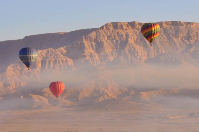 Um passeio de balão sobre <a href="https://beta-develop.viagemeturismo.abril.com.br/cidades/luxor/">Luxor</a>, no <a href="https://beta-develop.viagemeturismo.abril.com.br/paises/egito/">Egito</a>, permite ao passageiro uma vista exclusiva de riquezas da história egípcia como as colunas de Karnak, o Vale dos Reis, onde ficavam as tumbas dos faraós, e o Rio Nilo. Os balões coloridos contrastam com o marrom do solo e o azul do céu. Um passeio de balão sobre <a href="https://beta-develop.viagemeturismo.abril.com.br/cidades/luxor/">Luxor</a>, no <a href="https://beta-develop.viagemeturismo.abril.com.br/paises/egito/">Egito</a>, permite ao passageiro uma vista exclusiva de riquezas da história egípcia como as colunas de Karnak, o Vale dos Reis, onde ficavam as tumbas dos faraós, e o Rio Nilo. Os balões coloridos contrastam com o marrom do solo e o azul do céu.