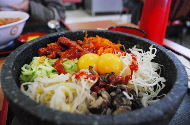 A culinária coreana é tão importante para o povo do lado de lá que tem até nome: Hansik. Os pratos são resultados apetitosos de 5 mil anos de experiência. Todo o conhecimento acumulado através de gerações sobre as melhores épocas de colheita, os jeitos de estocar e conservar alimentos para épocas de escassez, foi aproveitado em favor do paladar. Conheça, nesse álbum de fotos, os pratos mais famosos da gastronomia das Coreias A culinária coreana é tão importante para o povo do lado de lá que tem até nome: Hansik. Os pratos são resultados apetitosos de 5 mil anos de experiência. Todo o conhecimento acumulado através de gerações sobre as melhores épocas de colheita, os jeitos de estocar e conservar alimentos para épocas de escassez, foi aproveitado em favor do paladar. Conheça, nesse álbum de fotos, os pratos mais famosos da gastronomia das Coreias