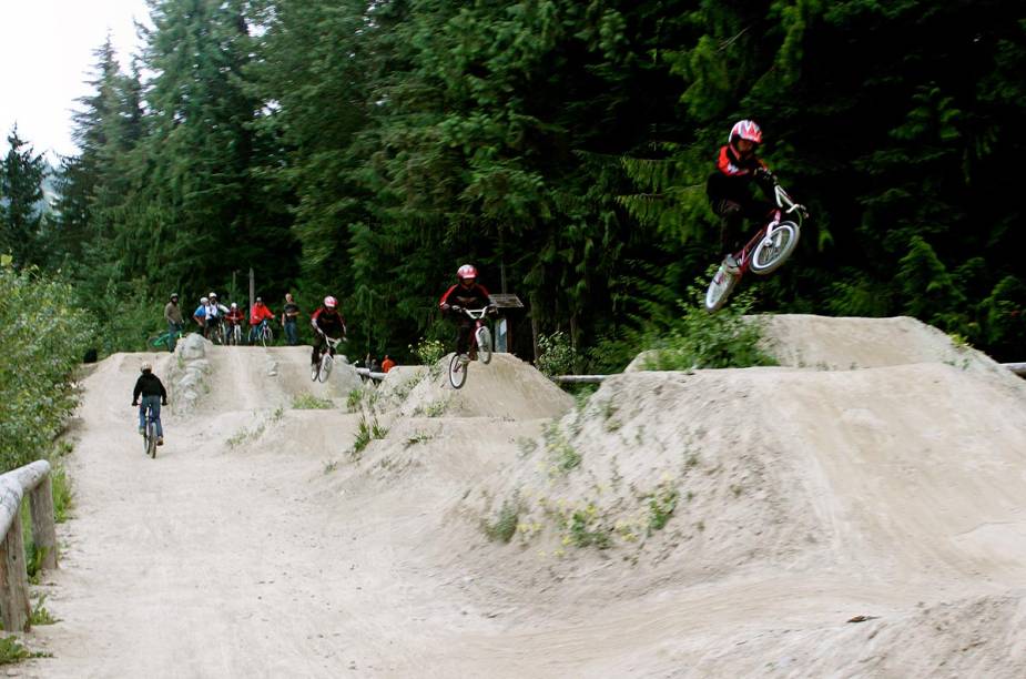 <strong><a href="https://viajeaqui.abril.com.br/cidades/canada-whistler" target="_blank" rel="noopener">Whistler</a>, <a href="https://viajeaqui.abril.com.br/paises/canada" target="_blank" rel="noopener">Canadá</a></strong> No total, o parque possui cerca de 50 trajetos diferentes que totalizam, aproximadamente, 250 quilômetros de extensão. Os caminhos são cercados por vegetação rica e nos arredores os turistas podem se deparar com ursos vagando em seu habitat natural. O melhor mês para aproveitar o verão na cidade é julho. <strong><a href="https://viajeaqui.abril.com.br/cidades/canada-whistler" target="_blank" rel="noopener">Whistler</a>, <a href="https://viajeaqui.abril.com.br/paises/canada" target="_blank" rel="noopener">Canadá</a></strong> No total, o parque possui cerca de 50 trajetos diferentes que totalizam, aproximadamente, 250 quilômetros de extensão. Os caminhos são cercados por vegetação rica e nos arredores os turistas podem se deparar com ursos vagando em seu habitat natural. O melhor mês para aproveitar o verão na cidade é julho.