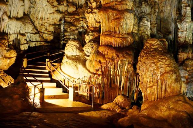 <strong><a href="https://viajeaqui.abril.com.br/cidades/br-sp-iporanga" rel="Iporanga" target="_blank">Iporanga</a>, <a href="https://viajeaqui.abril.com.br/paises/brasil" rel="Brasil" target="_blank">Brasil</a></strong>A cidade paulista abriga o Parque Estadual Turístico do Alto da Ribeira (PETAR) onde além de trilhas a pé, é possível pedalar. A combinação de grutas, cavernas, montanhas e rios torna o passeio cheio de descobertas. Para os iniciantes, existe um percurso curto, de apenas 8 quilômetros, pelo Rio Ribeira com chegada à Cachoeira Taquaruvira. <strong><a href="https://viajeaqui.abril.com.br/cidades/br-sp-iporanga" rel="Iporanga" target="_blank">Iporanga</a>, <a href="https://viajeaqui.abril.com.br/paises/brasil" rel="Brasil" target="_blank">Brasil</a></strong>A cidade paulista abriga o Parque Estadual Turístico do Alto da Ribeira (PETAR) onde além de trilhas a pé, é possível pedalar. A combinação de grutas, cavernas, montanhas e rios torna o passeio cheio de descobertas. Para os iniciantes, existe um percurso curto, de apenas 8 quilômetros, pelo Rio Ribeira com chegada à Cachoeira Taquaruvira.