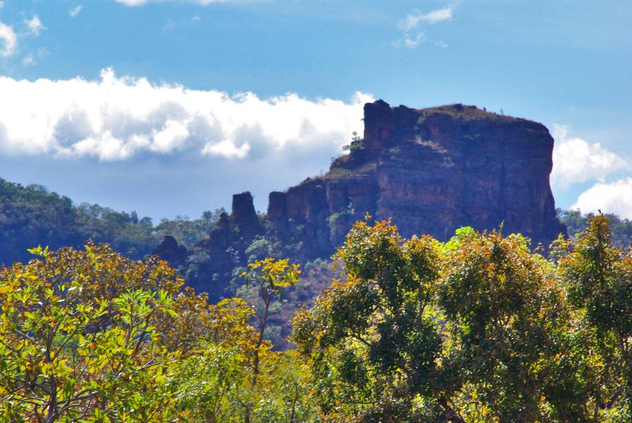 <a href="https://viajeaqui.abril.com.br/estabelecimentos/br-ma-carolina-atracao-chapada-das-mesas" rel="Chapada das Mesas" target="_blank"><strong>Chapada das Mesas</strong></a>    Várias formações rochosas compõem a paisagem da Chapada das Mesas, rodeada por árvores de porte médio e tronco retorcido, típicas do cerrado brasileiro