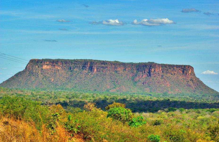 <a href="https://viajeaqui.abril.com.br/estabelecimentos/br-ma-carolina-atracao-chapada-das-mesas" rel="Chapada das Mesas" target="_blank"><strong>Chapada das Mesas</strong></a>    Com apenas 378 metros, o trekking para subir até o alto do Morro do Chapéu exige habilidade e experiência, pois é em terreno de rocha arenítica