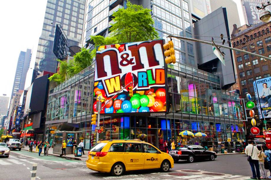 M&Ms World New York, uma das lojas mais visitadas por turistas que estão na cidade <a href="https://viajeaqui.abril.com.br/materias/lojas-pontos-turisticos-em-nova-york" rel="+ 15 lojas que são pontos turísticos em Nova York" target="_blank"><strong>+ 15 lojas que são pontos turísticos em Nova York</strong></a> M&Ms World New York, uma das lojas mais visitadas por turistas que estão na cidade <a href="https://viajeaqui.abril.com.br/materias/lojas-pontos-turisticos-em-nova-york" rel="+ 15 lojas que são pontos turísticos em Nova York" target="_blank"><strong>+ 15 lojas que são pontos turísticos em Nova York</strong></a>