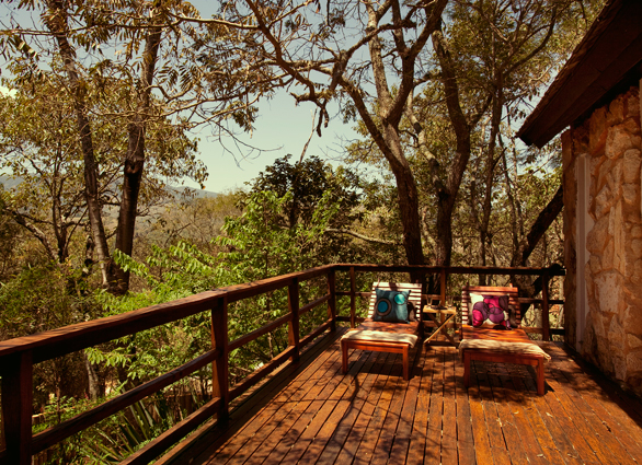 <a href="https://viajeaqui.abril.com.br/estabelecimentos/br-sp-campos-do-jordao-hospedagem-botanique" rel="Botanique Hotel & Spa" target="_blank"><strong>Botanique Hotel & Spa</strong></a> – <a href="https://viajeaqui.abril.com.br/cidades/br-sp-campos-do-jordao" rel="Campos do Jordão" target="_blank"><strong>Campos do Jordão</strong></a> <strong><a href="https://viajeaqui.abril.com.br/estados/br-sao-paulo" rel="(SP)" target="_blank">(SP)</a></strong><br /> <br /> As pedras utilizadas na construção foram retiradas do próprio terreno. A flora da Serra da Mantiqueira, onde o hotel está cravado, serviu de base para uma linha de cosméticos exclusiva. A arquitetura dos ambientes privilegia a verdíssima paisagem do Vale dos Mellos – um dos melhores locais para apreciá-la é do restaurante, todo envidraçado. A cozinha do chef Gabriel Broide, aliás, trabalha com muitos ingredientes brasileiros. Para relaxar, aposte no spa ou curta o seu quarto: todos têm enxoval de 600 fios, vista para o vale e home-theater. <a href="https://viajeaqui.abril.com.br/estabelecimentos/br-sp-campos-do-jordao-hospedagem-botanique" rel="Botanique Hotel & Spa" target="_blank"><strong>Botanique Hotel & Spa</strong></a> – <a href="https://viajeaqui.abril.com.br/cidades/br-sp-campos-do-jordao" rel="Campos do Jordão" target="_blank"><strong>Campos do Jordão</strong></a> <strong><a href="https://viajeaqui.abril.com.br/estados/br-sao-paulo" rel="(SP)" target="_blank">(SP)</a></strong><br /> <br /> As pedras utilizadas na construção foram retiradas do próprio terreno. A flora da Serra da Mantiqueira, onde o hotel está cravado, serviu de base para uma linha de cosméticos exclusiva. A arquitetura dos ambientes privilegia a verdíssima paisagem do Vale dos Mellos – um dos melhores locais para apreciá-la é do restaurante, todo envidraçado. A cozinha do chef Gabriel Broide, aliás, trabalha com muitos ingredientes brasileiros. Para relaxar, aposte no spa ou curta o seu quarto: todos têm enxoval de 600 fios, vista para o vale e home-theater.