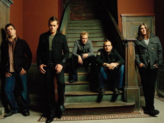 <strong>3 DOORS DOWN</strong><br /> <br /> A banda de rock dos Estados Unidos já vendeu mais de 15 milhões de CDs pelo mundo desde seu primeiro álbum, <em>The Better Life </em>(2000). Será a primeira vez que os meninos de Mississipi pisam no Brasil. Os fãs torcem para que hits como <em>Here Without You</em>, <em>Be Like That</em> e<em> Let Me Go</em> estejam no setlist. <strong>Onde e Quando:</strong> Belo Horizonte (MG), dia 10 de abril, no Chevrolet Hall. São Paulo, dia 12, no Credicard Hall. Rio de Janeiro, dia 13, no Citibank Hall <strong>Ingressos:</strong> site <a href="https://premier.ticketsforfun.com.br/shows/show.aspx?sh=3DOORSUB12 " rel="Tickets for Fun" target="_blank">Tickets for Fun</a> <strong>3 DOORS DOWN</strong><br /> <br /> A banda de rock dos Estados Unidos já vendeu mais de 15 milhões de CDs pelo mundo desde seu primeiro álbum, <em>The Better Life </em>(2000). Será a primeira vez que os meninos de Mississipi pisam no Brasil. Os fãs torcem para que hits como <em>Here Without You</em>, <em>Be Like That</em> e<em> Let Me Go</em> estejam no setlist. <strong>Onde e Quando:</strong> Belo Horizonte (MG), dia 10 de abril, no Chevrolet Hall. São Paulo, dia 12, no Credicard Hall. Rio de Janeiro, dia 13, no Citibank Hall <strong>Ingressos:</strong> site <a href="https://premier.ticketsforfun.com.br/shows/show.aspx?sh=3DOORSUB12 " rel="Tickets for Fun" target="_blank">Tickets for Fun</a>