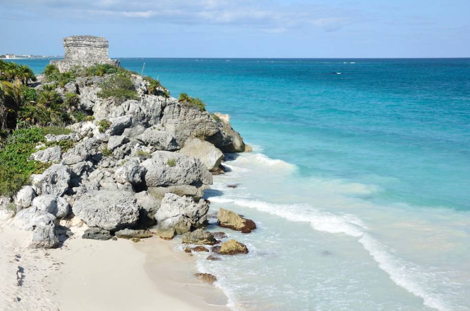 Quando ficar cansado de tanto mar e sol, sua viagem ao <strong>Caribe </strong>pode receber outras cores. Toda a região é repleta de sítios históricos que contam um pouco do desenvolvimento da ocupação humana. Fascinantes são as ruínas maias da Península do <strong>Yucatán</strong>, como <strong>Chichen Itzá</strong> e <strong>Tulum </strong>(foto). Já na <strong>República Dominicana</strong>, siga os passos do descobrimento da América por Cristóvão Colombo em sua capital, <strong>Santo Domingo</strong>, onde estão o <strong>Faro</strong> <strong>a Colón</strong>, a <strong>Fortaleza de Ozama</strong>e o <strong>Alcázar</strong>, um conjunto tombado pela Unesco. Só da lista de <strong>Patrimônios da Humanidade </strong>saem também outros tesouros como <strong>Willemstad</strong> (Curaçao), <strong>Bridgetown</strong> (Barbados), a <strong>fortaleza de San Juan</strong> (Porto Rico), a <strong>fortaleza de Brimstone Hill</strong> (Saint Kitts and Nevis), <strong>Cartagena</strong> (Colômbia), a <strong>fortaleza de Portobello-San Lorenzo</strong> (Panamá) e uma miríade de cidades coloniais em Cuba.