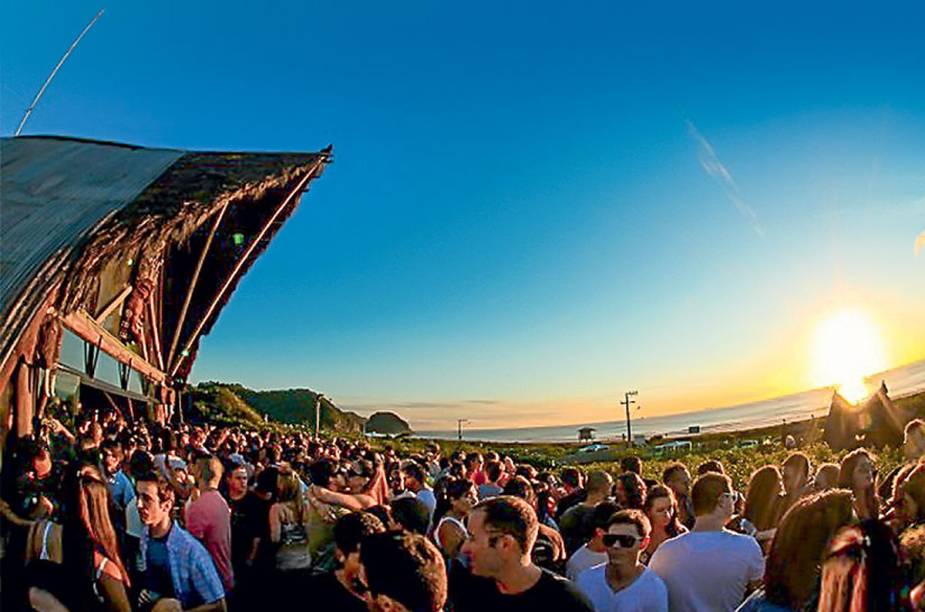 <strong><a href="https://warungclub.com.br" rel="Warung" target="_blank">Warung</a>, <a href="https://viajeaqui.abril.com.br/cidades/br-sc-itajai" rel="Itajaí:" target="_blank">Itajaí:</a> o melhor nascer do sol</strong>"A energia é única no melhor club do Brasil, sempre com line-up impecável. Os DJs que tocam lá saem sempre encantados. Hospede-se na pousada Felissimo ou no Parador Estaleiro. O aeroporto local é o Navegantes." <strong><a href="https://warungclub.com.br" rel="Warung" target="_blank">Warung</a>, <a href="https://viajeaqui.abril.com.br/cidades/br-sc-itajai" rel="Itajaí:" target="_blank">Itajaí:</a> o melhor nascer do sol</strong>"A energia é única no melhor club do Brasil, sempre com line-up impecável. Os DJs que tocam lá saem sempre encantados. Hospede-se na pousada Felissimo ou no Parador Estaleiro. O aeroporto local é o Navegantes."