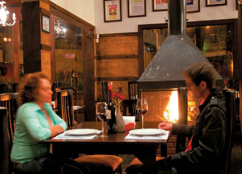 <strong>RESTAURANTES - Campos do Jord&atilde;o leva a melhor!</strong>A diferen&ccedil;a em favor a Campos do Jord&atilde;o &eacute; abismal (s&oacute; superada em baladas). Inaugurado em 2011, o rec&eacute;m-estrelado no <a href="https://viajeaqui.abril.com.br/materias/guias-guia-fim-de-semana-sao-paulo-2012-2013" rel="GUIA QUATRO RODAS FIM DE SEMANA S&Atilde;O PAULO 2012/2013" target="_blank">GUIA QUATRO RODAS FIM DE SEMANA S&Atilde;O PAULO 2012/2013</a>, Provence Cottage Bistr&ocirc;, veio atenuar a diferen&ccedil;a &ndash; h&aacute; anos Monte Verde n&atilde;o tinha um restaurante estrelado no GUIA QUATRO RODAS. Para quem aposta nos casais, faltam casas com decora&ccedil;&atilde;o mais rom&acirc;ntica e chefs mais ousados. Fondues e trutas medianas e comida mineira cal&oacute;rica dominam os card&aacute;pios dos restaurantes de Monte Verde.<br /><br />Do outro lado da Mantiqueira, a cena gastron&ocirc;mica sempre foi efervescente, especialmente na Vila Capivari e na Estrada do Horto. Argentina, Alemanha, Portugal, Italia, Su&iacute;&ccedil;a: todas essas p&aacute;trias tem um representante na cidade. Se tiver apenas uma refei&ccedil;&atilde;o, o estrelado <a href="https://viajeaqui.abril.com.br/estabelecimentos/br-sp-campos-do-jordao-restaurante-harry-pisek" rel=" Harry Pisek" target="_blank">Harry Pisek</a> (foto) ostenta o t&iacute;tulo de melhor restaurante alem&atilde;o do Pa&iacute;s, segundo o GUIA QUATRO RODAS 2012.