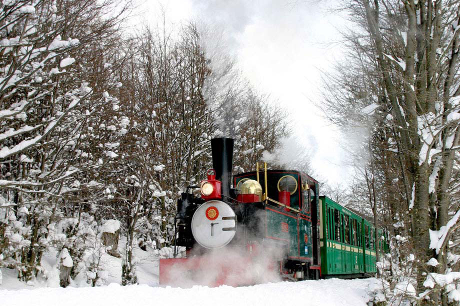 O trem turístico do Fim do Mundo atravessa vales e montanhas do Parque Nacional Terra do Fogo