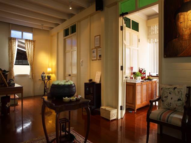 Construído em uma casa em estilo colonial tailandês de cerca de 90 anos, o Baan Dinso possui decoração agradável e de muito bom gosto Construído em uma casa em estilo colonial tailandês de cerca de 90 anos, o Baan Dinso possui decoração agradável e de muito bom gosto