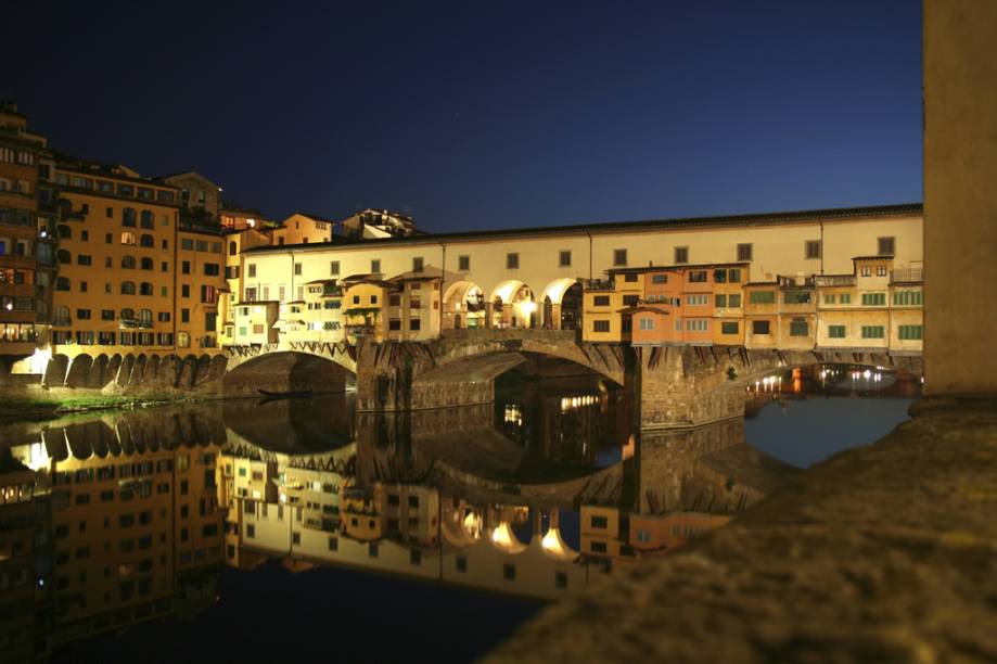 Construída em 1345, a <strong>Ponte Vecchio</strong> sobre o Rio Arno sobreviveu a inundações e bombardeios nazistas Construída em 1345, a <strong>Ponte Vecchio</strong> sobre o Rio Arno sobreviveu a inundações e bombardeios nazistas