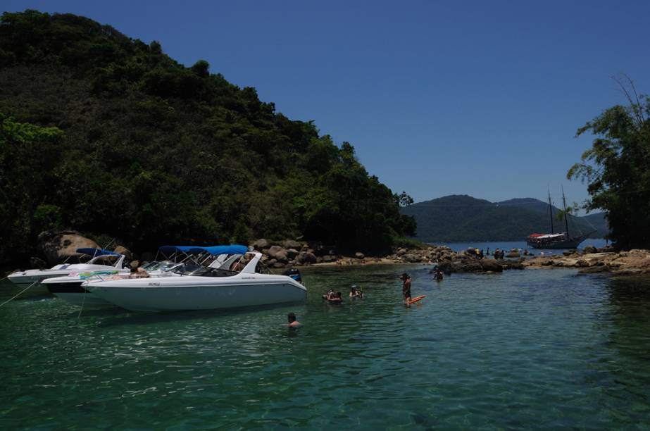 <strong><a href="https://viajeaqui.abril.com.br/cidades/br-rj-ilha-grande" rel="Ilha Grande">Ilha Grande</a>/ <a href="https://viajeaqui.abril.com.br/cidades/br-rj-angra-dos-reis" rel="Angra dos Reis">Angra dos Reis</a> <a href="https://viajeaqui.abril.com.br/estados/br-rio-de-janeiro" rel="(RJ)">(RJ)</a></strong><br />    <br />    A Vila do Abraão concentra agências de turismo e lojas e é a região mais próxima ao porto de Ilha Grande. Uma boa opção é o <a href="https://viajeaqui.abril.com.br/estabelecimentos/br-rj-ilha-grande-atracao-passeio-de-escuna" rel="passeio de escuna">passeio de escuna</a> pelas praias, com paradas para mergulho – leve ou alugue máscara e snorkel. O tour até a Lagoa Azul passa pelas praias da <a href="https://viajeaqui.abril.com.br/estabelecimentos/br-rj-ilha-grande-atracao-freguesia-de-santana-leste" rel="Freguesia de Santana">Freguesia de Santana</a> e <a href="https://viajeaqui.abril.com.br/estabelecimentos/br-rj-ilha-grande-atracao-praia-japaris" rel="Japaris">Japaris</a>. 