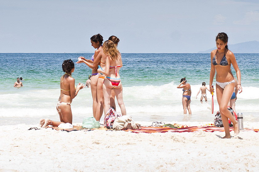 <strong>9. Praia de Quatro Ilhas, Bombinhas</strong> É a preferida dos surfistas, que concorrem pelas ondas desse mar de tombo – pouco indicado para crianças. <a href="https://www.booking.com/searchresults.pt-br.html?aid=332455&lang=pt-br&sid=eedbe6de09e709d664615ac6f1b39a5d&sb=1&src=index&src_elem=sb&error_url=https%3A%2F%2Fwww.booking.com%2Findex.pt-br.html%3Faid%3D332455%3Bsid%3Deedbe6de09e709d664615ac6f1b39a5d%3Bsb_price_type%3Dtotal%26%3B&ss=Praia+de+Quatro+Ilhas%2C+Bombinhas%2C+Santa+Catarina%2C+Brasil&checkin_monthday=&checkin_month=&checkin_year=&checkout_monthday=&checkout_month=&checkout_year=&no_rooms=1&group_adults=2&group_children=0&from_sf=1&ss_raw=Praia+de+Quatro+Ilhas+&ac_position=0&ac_langcode=xb&dest_id=16020&dest_type=district&search_pageview_id=a9436f24733f04e6&search_selected=true&search_pageview_id=a9436f24733f04e6&ac_suggestion_list_length=5&ac_suggestion_theme_list_length=0&map=1" target="_blank" rel="noopener"><em>Busque hospedagens na Praia de Quatro Ilhas no Booking.com</em></a>