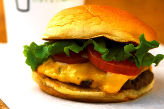 <a href="https://www.shakeshack.com/location/madison-square-park/ " rel="Shake Shack" target="_blank"><strong>Shake Shack</strong></a> Sensação da região da Times Square antes e depois das peças da Broadway, na esquina da 44th Street com a 8ª Avenida --com longas filas na parte externa da loja, a rede de fast food Shake Shack nasceu de um carrinho de hot dog no Madison Square Park, em 2001. Hoje, a casa tem sete unidades em Manhattan (inclusive uma dentro do parque), e também está espalhada por outras cidades norte-americanas, como Miami, Washington D.C e Westport. O estilo "faça seu pedido, pague e retire no balcão", o lanche pequeno e saboroso e os <em>custards</em> (milkshakes e sorvetes) conquistaram uma estrela em fevereiro de 2012 na avaliação do jornal New York Times. Se for a sua primeira vez, peça o famoso Shack Burger (<em>single</em> ou <em>double</em>) e um milkshake pequeno: eles têm sabores novos o tempo todo, de chocolate com maracujá a vanilla com café. A trilha sonora também é um dos pontos altos do restaurante. <strong>Endereço:</strong> <em>691, 8th Avenue (Theater District); Madison Square Park (a unidade mais antiga da rede)</em> <a href="https://www.shakeshack.com/location/madison-square-park/ " rel="Shake Shack" target="_blank"><strong>Shake Shack</strong></a> Sensação da região da Times Square antes e depois das peças da Broadway, na esquina da 44th Street com a 8ª Avenida --com longas filas na parte externa da loja, a rede de fast food Shake Shack nasceu de um carrinho de hot dog no Madison Square Park, em 2001. Hoje, a casa tem sete unidades em Manhattan (inclusive uma dentro do parque), e também está espalhada por outras cidades norte-americanas, como Miami, Washington D.C e Westport. O estilo "faça seu pedido, pague e retire no balcão", o lanche pequeno e saboroso e os <em>custards</em> (milkshakes e sorvetes) conquistaram uma estrela em fevereiro de 2012 na avaliação do jornal New York Times. Se for a sua primeira vez, peça o famoso Shack Burger (<em>single</em> ou <em>double</em>) e um milkshake pequeno: eles têm sabores novos o tempo todo, de chocolate com maracujá a vanilla com café. A trilha sonora também é um dos pontos altos do restaurante. <strong>Endereço:</strong> <em>691, 8th Avenue (Theater District); Madison Square Park (a unidade mais antiga da rede)</em>