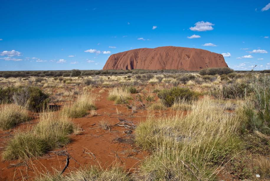 <strong>Parque Nacional de Uluru-Kata Tjuta </strong> O vermelhão <a href="https://viajeaqui.abril.com.br/estabelecimentos/australia-outback-atracao-uluru" rel="Uluru" target="_blank">Uluru</a>, o maior monólito do mundo (foto), e a incrível formação rochosa Kata Tjuta são as principais atrações do parque, que esfrega na cara dos turistas que as condições selvagens enfrentadas pelos aborígenes merecem respeito <strong>Parque Nacional de Uluru-Kata Tjuta </strong> O vermelhão <a href="https://viajeaqui.abril.com.br/estabelecimentos/australia-outback-atracao-uluru" rel="Uluru" target="_blank">Uluru</a>, o maior monólito do mundo (foto), e a incrível formação rochosa Kata Tjuta são as principais atrações do parque, que esfrega na cara dos turistas que as condições selvagens enfrentadas pelos aborígenes merecem respeito