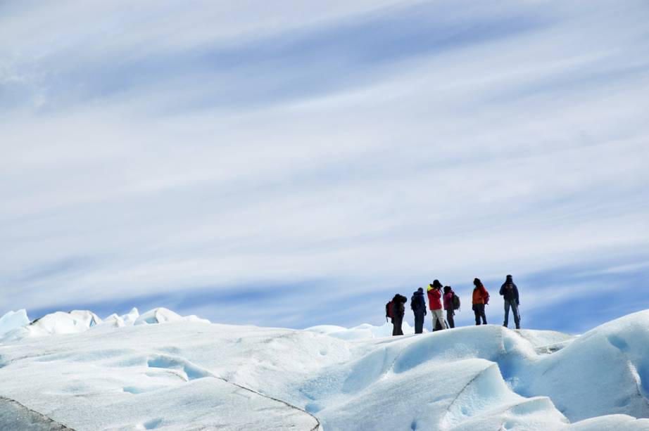 Depois de caminhar na superfície da Geleira Perito Moreno, em El Calafate, os visitantes fazem um brinde coletivo com uísque – e usando gelo do próprio glaciar Depois de caminhar na superfície da Geleira Perito Moreno, em El Calafate, os visitantes fazem um brinde coletivo com uísque – e usando gelo do próprio glaciar