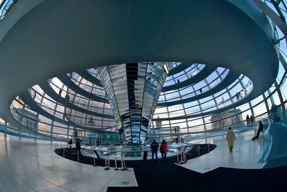 A cúpula de vidro do Reichstag, atual sede do Parlamento Alemão A cúpula de vidro do Reichstag, atual sede do Parlamento Alemão