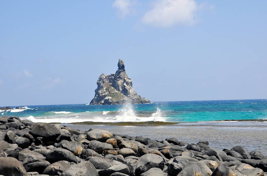 <a href="https://viajeaqui.abril.com.br/estabelecimentos/br-pe-fernando-de-noronha-atracao-praia-da-atalaia" rel="Praia da Atalaia - Fernando de Noronha" target="_blank"><strong>Praia da Atalaia - Fernando de Noronha</strong></a>        A praia fica no mar de fora. &Eacute; protegida por recifes que na mar&eacute; baixa formam uma piscina natural.