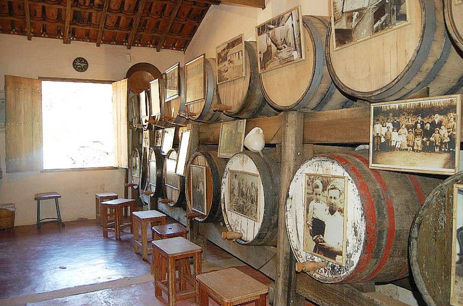 A cidade, cercada por montanhas, tem mais de 50 <a href="https://viajeaqui.abril.com.br/estabelecimentos/br-sp-monte-alegre-do-sul-atracao-cachacas" target="_blank">alambiques</a> que produzem cachaça de primeira. Entre os alambiques que podem ser visitados estão Neno Campanari (foto), Cantinho da Ni, Adega Peterlini, Adega Nono Rouxinolli, Adega do italiano, Adega Chora Menina e <a href="https://viajeaqui.abril.com.br/estabelecimentos/br-sp-monte-alegre-do-sul-atracao-espaco-da-fonte" target="_blank">Espaço da Fonte</a>. A cidade, cercada por montanhas, tem mais de 50 <a href="https://viajeaqui.abril.com.br/estabelecimentos/br-sp-monte-alegre-do-sul-atracao-cachacas" target="_blank">alambiques</a> que produzem cachaça de primeira. Entre os alambiques que podem ser visitados estão Neno Campanari (foto), Cantinho da Ni, Adega Peterlini, Adega Nono Rouxinolli, Adega do italiano, Adega Chora Menina e <a href="https://viajeaqui.abril.com.br/estabelecimentos/br-sp-monte-alegre-do-sul-atracao-espaco-da-fonte" target="_blank">Espaço da Fonte</a>.