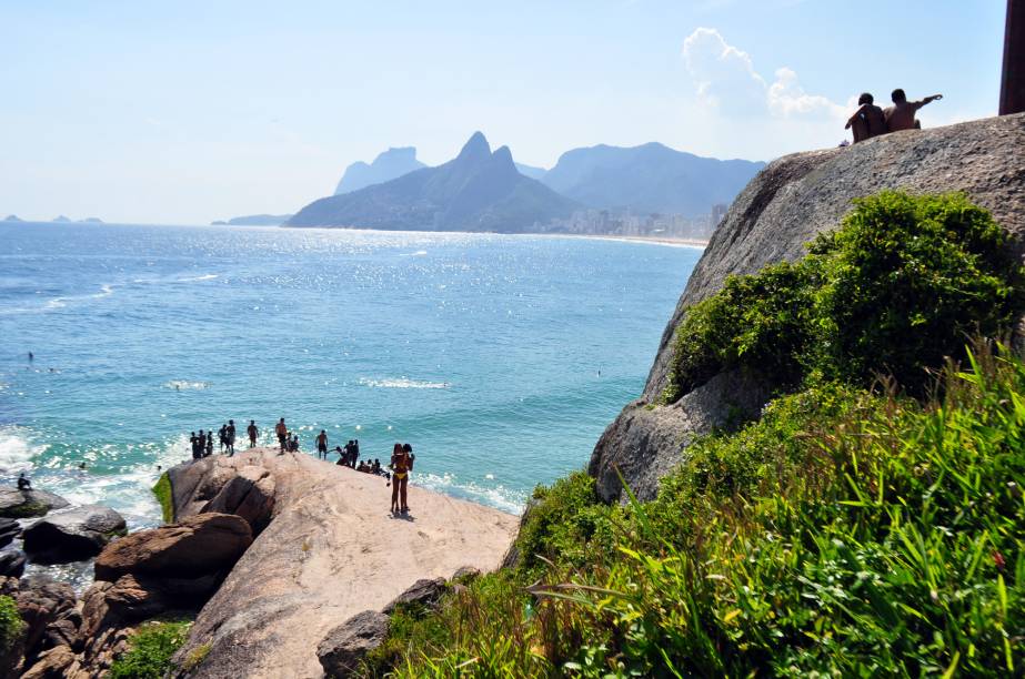 <a href="https://viajeaqui.abril.com.br/estabelecimentos/br-rj-rio-de-janeiro-atracao-praia-do-arpoador" rel="Praia do Arpoador " target="_blank"><strong>Praia do Arpoador </strong></a>                                                    A extensão da praia de Ipanema tem uma das melhores arquibancadas para aplaudir o pôr do sol: a pedra do Arpoador (foto). A praia é muito frequentada por surfistas