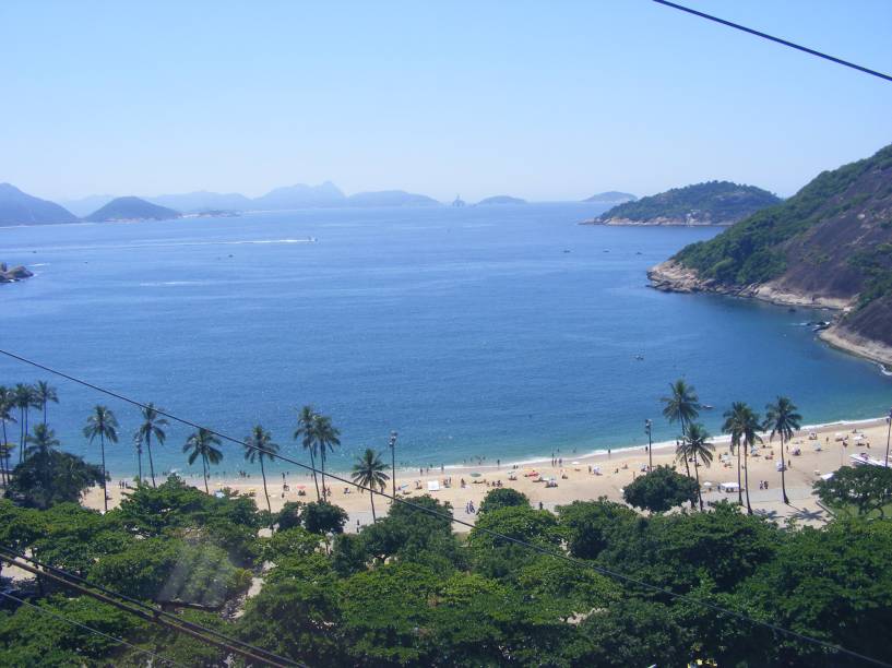 <a href="https://viajeaqui.abril.com.br/estabelecimentos/br-rj-rio-de-janeiro-atracao-praia-vermelha" rel="Praia Vermelha" target="_blank"><strong>Praia Vermelha</strong></a>        O nome vem da areia avermelhada que compõe a cena. Mas a grande atração da Praia Vermelha é a vista para os bondinhos do Pão de Açúcar e o morro da Urca.