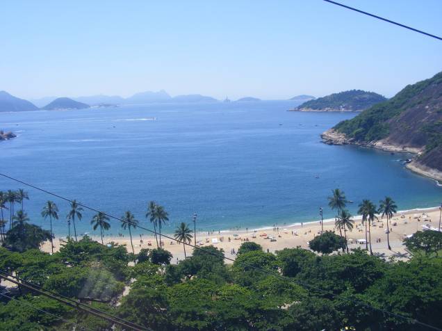 <a href="https://viajeaqui.abril.com.br/estabelecimentos/br-rj-rio-de-janeiro-atracao-praia-vermelha" rel="Praia Vermelha" target="_blank"><strong>Praia Vermelha</strong></a> O nome vem da areia avermelhada que compõe a cena. Mas a grande atração da Praia Vermelha é a vista para os bondinhos do Pão de Açúcar e o morro da Urca. <a href="https://viajeaqui.abril.com.br/estabelecimentos/br-rj-rio-de-janeiro-atracao-praia-vermelha" rel="Praia Vermelha" target="_blank"><strong>Praia Vermelha</strong></a> O nome vem da areia avermelhada que compõe a cena. Mas a grande atração da Praia Vermelha é a vista para os bondinhos do Pão de Açúcar e o morro da Urca.