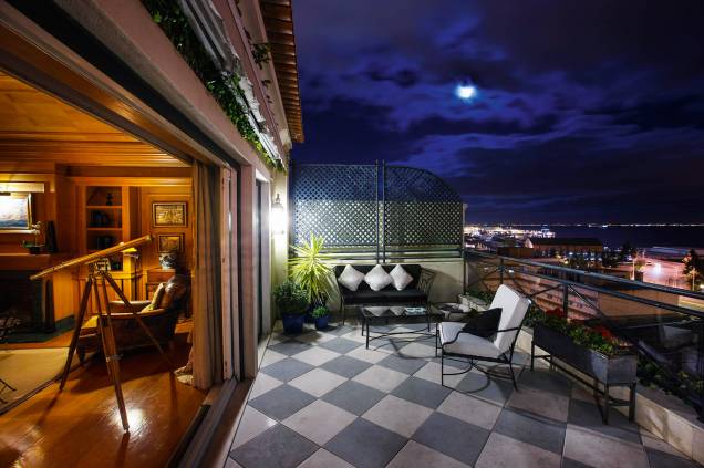 Eça costumava viver no <a href="https://www.asjanelasverdes.com/" target="_blank" rel="noopener"><strong>As Janelas Verdes</strong></a>, palacete do século 18, hoje um elegante hotel, com elementos que remetem aos tempos do autor, como os painéis de madeira, as poltronas e várias outras antiguidades. (Rua das Janelas Verdes) Eça costumava viver no <a href="https://www.asjanelasverdes.com/" target="_blank" rel="noopener"><strong>As Janelas Verdes</strong></a>, palacete do século 18, hoje um elegante hotel, com elementos que remetem aos tempos do autor, como os painéis de madeira, as poltronas e várias outras antiguidades. (Rua das Janelas Verdes)