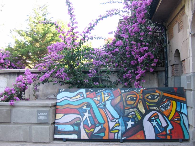 <strong>4. Museu da Solidariedade Salvador Allende</strong> E tão interessante como seu interior artistico, é a sua história: o centro homenageia o presidente chileno Salvador Allende, deposto e morto durante o golpe militar de 1973 e que, enquanto se manteve no poder, incentivou diversos movimentos artísticos no Chile, todos suprimidos depois que Augusto Pinochet assumiu a presidência pela força das armas <strong>4. Museu da Solidariedade Salvador Allende</strong> E tão interessante como seu interior artistico, é a sua história: o centro homenageia o presidente chileno Salvador Allende, deposto e morto durante o golpe militar de 1973 e que, enquanto se manteve no poder, incentivou diversos movimentos artísticos no Chile, todos suprimidos depois que Augusto Pinochet assumiu a presidência pela força das armas