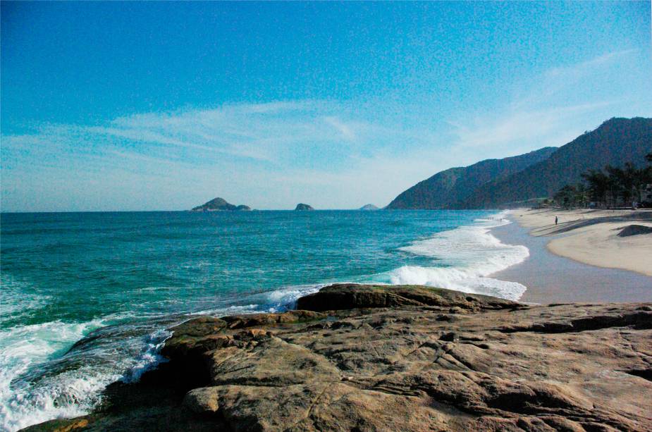 <strong>Praia da Macumba </strong>                                É querida por surfistas e também para quem quer fugir do agito. A orla é tão agradável quanto a de Copacabana ou Ipanema, mas o fluxo de pedestres é menor, o que permite uma caminhada agradável com parada nos quiosques