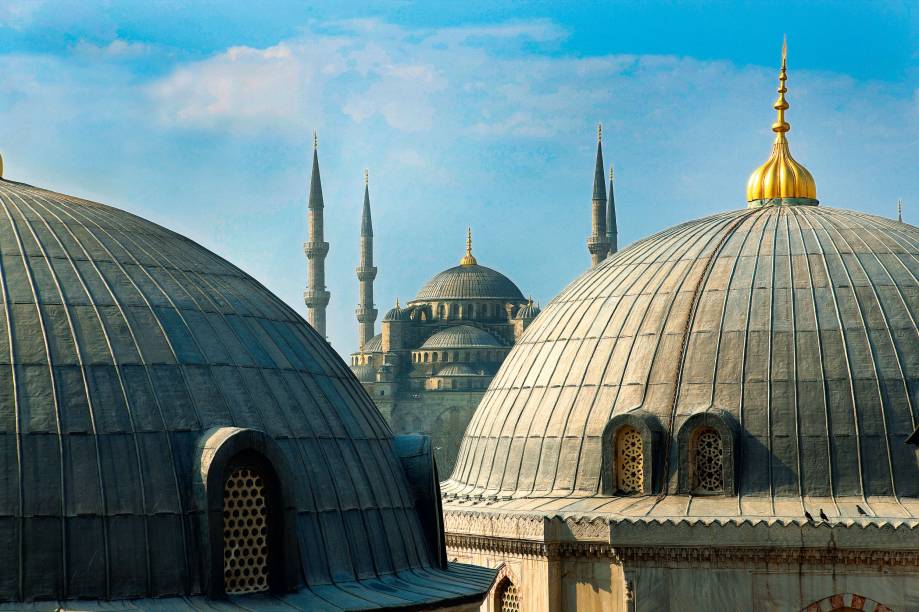 <strong>2. Istambul, Turquia </strong>Foi a cidade mais rica e poderosa da cristandade, quando ainda se chamava Bizâncio. Vestígio imponente desse passado é a Basílica Aya Sofy, concluída em 537. Séculos depois, quando a cidade ganhou o nome atual, sob domínio otomano, a igreja virou mesquita. Nesse período, foi erguida a Mesquita Azul, outro ícone sagrado <strong>2. Istambul, Turquia </strong>Foi a cidade mais rica e poderosa da cristandade, quando ainda se chamava Bizâncio. Vestígio imponente desse passado é a Basílica Aya Sofy, concluída em 537. Séculos depois, quando a cidade ganhou o nome atual, sob domínio otomano, a igreja virou mesquita. Nesse período, foi erguida a Mesquita Azul, outro ícone sagrado