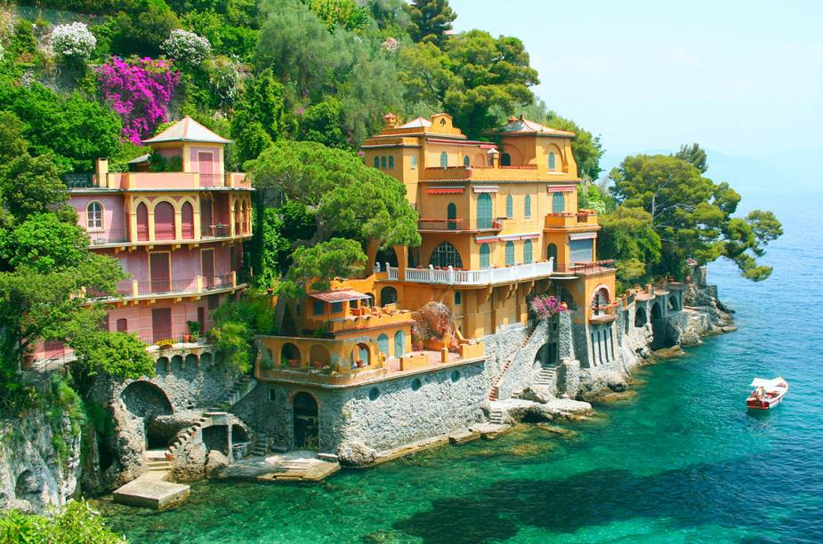 <a href="https://viajeaqui.abril.com.br/cidades/italia-portofino" target="_blank" rel="noopener"><strong>Portofino</strong></a> Pequena no tamanho, grande na badalação. Portofino é destino de celebridades que buscam um refúgio maravilhoso. O destino, luxuoso, não é dos mais baratos, ter um iate é quase um requisito. Se a grana sobrar, o custo compensa o passeio. <em><a href="https://www.booking.com/searchresults.en-gb.html?aid=332455&lang=en-gb&sid=eedbe6de09e709d664615ac6f1b39a5d&sb=1&src=searchresults&src_elem=sb&error_url=https%3A%2F%2Fwww.booking.com%2Fsearchresults.en-gb.html%3Faid%3D332455%3Bsid%3Deedbe6de09e709d664615ac6f1b39a5d%3Bcity%3D-118400%3Bclass_interval%3D1%3Bdest_id%3D1754%3Bdest_type%3Dregion%3Bdtdisc%3D0%3Bfrom_sf%3D1%3Bgroup_adults%3D2%3Bgroup_children%3D0%3Binac%3D0%3Bindex_postcard%3D0%3Blabel_click%3Dundef%3Bno_rooms%3D1%3Boffset%3D0%3Bpostcard%3D0%3Braw_dest_type%3Dregion%3Broom1%3DA%252CA%3Bsb_price_type%3Dtotal%3Bsearch_selected%3D1%3Bsrc%3Dsearchresults%3Bsrc_elem%3Dsb%3Bss%3DCinque%2520Terre%252C%2520%25E2%2580%258BItaly%3Bss_all%3D0%3Bss_raw%3DCinque%2520Terre%3Bssb%3Dempty%3Bsshis%3D0%3Bssne_untouched%3DGenoa%26%3B&ss=Portofino%2C+%E2%80%8BLiguria%2C+%E2%80%8BItaly&ssne=Cinque+Terre&ssne_untouched=Cinque+Terre&checkin_monthday=&checkin_month=&checkin_year=&checkout_monthday=&checkout_month=&checkout_year=&no_rooms=1&group_adults=2&group_children=0&highlighted_hotels=&from_sf=1&ss_raw=Portofino&ac_position=0&ac_langcode=en&dest_id=-125543&dest_type=city&place_id_lat=44.304901&place_id_lon=9.20629&search_pageview_id=440f91c80be30026&search_selected=true&search_pageview_id=440f91c80be30026&ac_suggestion_list_length=5&ac_suggestion_theme_list_length=0" target="_blank" rel="noopener">Busque hospedagens em Portofino no Booking.com</a></em>