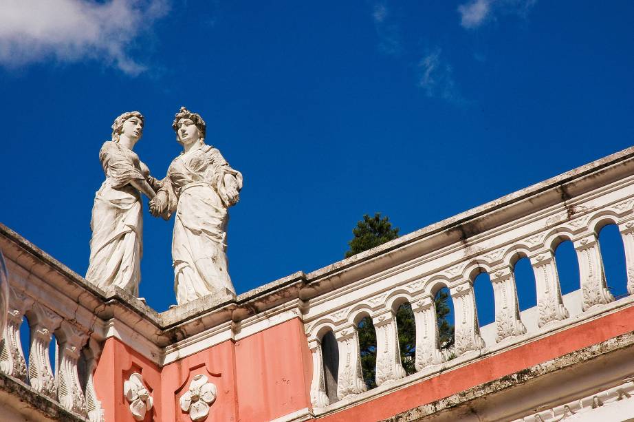 <strong>2. <a href="https://viajeaqui.abril.com.br/cidades/br-sc-florianopolis" rel="Florianópolis (SC)" target="_blank">Florianópolis (SC)</a></strong> Casas noturnas específicas, pousadas pé na areia e moradores receptivos são três fatores que influenciam na decisão do turista LGBT em visitar Floripa. Na foto, detalhe da arquitetura do <a href="https://viajeaqui.abril.com.br/estabelecimentos/br-sc-florianopolis-atracao-museu-historico-de-santa-catarina" rel="Museu Histórico de Santa Catarina" target="_blank">Museu Histórico de Santa Catarina</a>, em Floripa <strong>2. <a href="https://viajeaqui.abril.com.br/cidades/br-sc-florianopolis" rel="Florianópolis (SC)" target="_blank">Florianópolis (SC)</a></strong> Casas noturnas específicas, pousadas pé na areia e moradores receptivos são três fatores que influenciam na decisão do turista LGBT em visitar Floripa. Na foto, detalhe da arquitetura do <a href="https://viajeaqui.abril.com.br/estabelecimentos/br-sc-florianopolis-atracao-museu-historico-de-santa-catarina" rel="Museu Histórico de Santa Catarina" target="_blank">Museu Histórico de Santa Catarina</a>, em Floripa