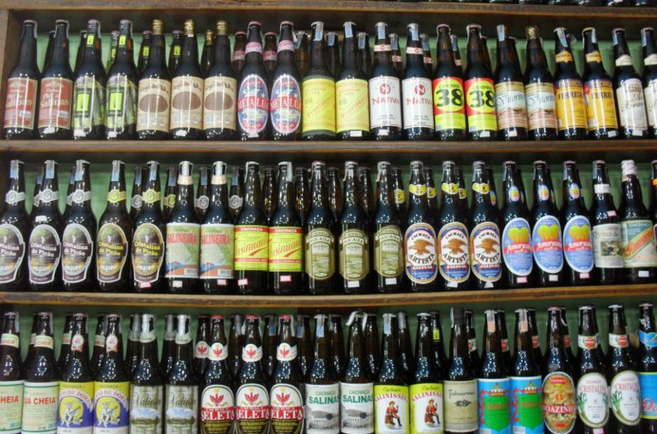 Tiradentes, como boa cidade mineira, não deixa seus visitantes passarem sede de cachaça. Nas ruas do <a href="https://viajeaqui.abril.com.br/estabelecimentos/br-mg-tiradentes-atracao-centro-historico" target="_blank">Centro Histórico</a> você encontra lojas como Confidências Mineiras, com cerca de 540 rótulos de pinga, a doceria Flor de Lótus (foto), que vende cachaças regionais, entre outras. Tiradentes, como boa cidade mineira, não deixa seus visitantes passarem sede de cachaça. Nas ruas do <a href="https://viajeaqui.abril.com.br/estabelecimentos/br-mg-tiradentes-atracao-centro-historico" target="_blank">Centro Histórico</a> você encontra lojas como Confidências Mineiras, com cerca de 540 rótulos de pinga, a doceria Flor de Lótus (foto), que vende cachaças regionais, entre outras.