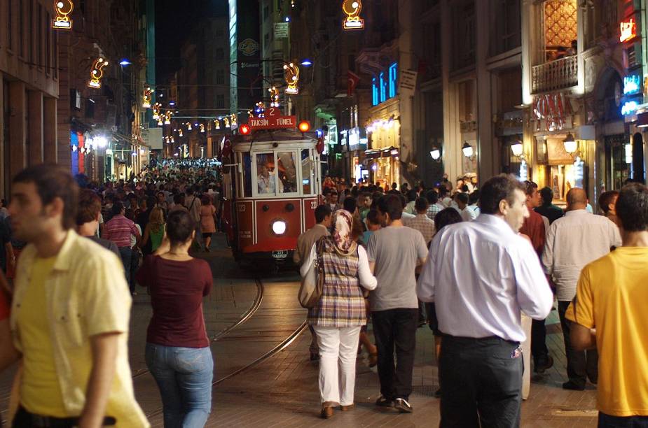 A Avenida Istiklal (em turco: İstiklâl Caddesi), no sofisticado bairro de Beyoğlu, em  Istambul, é ótima para compras e para experimentar quitutes da culinária turca