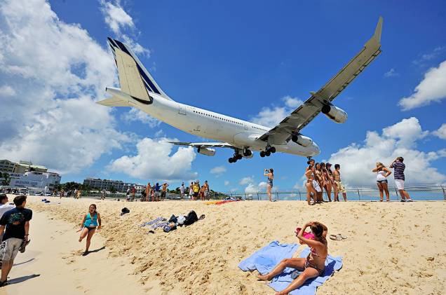 O aeroporto de Saint Martin tem uma das aproximações mais difíceis de todo o mundo O aeroporto de Saint Martin tem uma das aproximações mais difíceis de todo o mundo