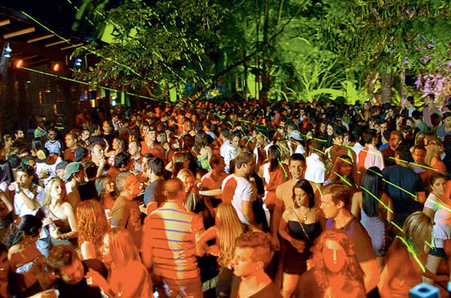 <strong><a href="https://sirena.com.br" rel="Sirena" target="_blank">Sirena</a>, <a href="https://viajeaqui.abril.com.br/estabelecimentos/br-sp-sao-sebastiao-atracao-praia-maresias" rel="Maresias" target="_blank">Maresias</a>: a melhor vista da natureza</strong>"A festa acontece no meio da Mata Atlântica! Há 20 anos o club recebe grandes DJs. A melhor festa do ano é a do Branco, em que 6 mil pessoas dançam até as 10 da manhã. A pistinha é meu local favorito." <strong><a href="https://sirena.com.br" rel="Sirena" target="_blank">Sirena</a>, <a href="https://viajeaqui.abril.com.br/estabelecimentos/br-sp-sao-sebastiao-atracao-praia-maresias" rel="Maresias" target="_blank">Maresias</a>: a melhor vista da natureza</strong>"A festa acontece no meio da Mata Atlântica! Há 20 anos o club recebe grandes DJs. A melhor festa do ano é a do Branco, em que 6 mil pessoas dançam até as 10 da manhã. A pistinha é meu local favorito."