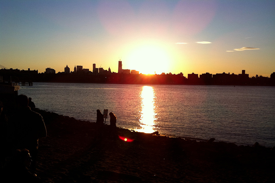 Pôr do sol no East River State Park, com a vista de Manhattan ao fundo <a href="https://viajeaqui.abril.com.br/materias/10-atracoes-gratis-em-nova-york" rel="+ 10 atrações gratuitas para curtir em Nova York no verão" target="_blank"><strong>+ 10 atrações gratuitas para curtir em Nova York no verão</strong></a> Pôr do sol no East River State Park, com a vista de Manhattan ao fundo <a href="https://viajeaqui.abril.com.br/materias/10-atracoes-gratis-em-nova-york" rel="+ 10 atrações gratuitas para curtir em Nova York no verão" target="_blank"><strong>+ 10 atrações gratuitas para curtir em Nova York no verão</strong></a>