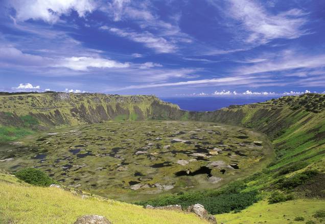 O Vulcão Rano Kau é um dos três que deram origem à Ilha. Já extinto, abriga uma lagoa com 250 metros de profundidade no interior da cratera O Vulcão Rano Kau é um dos três que deram origem à Ilha. Já extinto, abriga uma lagoa com 250 metros de profundidade no interior da cratera