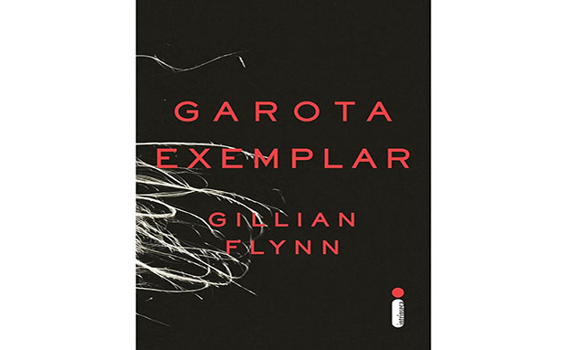 <strong>5. Garota Exemplar, Gillian Flynn</strong>Publicado em 2012, o suspense da escritora norte-americana voltou a figurar nas listas de mais vendidos com a estreia de sua adaptação cinematográfica em 2014, protagonizada pelos atores Ben Affleck e Rosamund Pike. Não à toa, o livro também figura na lista de mais esquecidos dentros dos aviões. A trama polêmica gira em torno do casal Nick e Amy Dunne, que se vêem em um casamento tumultuado. O rumo da história muda quando Amy desaparece e Nick se torna o principal suspeito de um possível assassinato. As discussões em torno da publicação são acaloradas, visto que parte dos leitores apontam acusações de estupro como forma de vingança