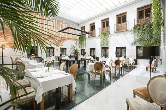 <strong><a href="https://www.booking.com/hotel/es/palacio-del-bailio.en-gb.html" rel="Hospes Palacio del Bailio">Hospes Palacio del Bailio</a>, Córdoba, Espanha (Ponte Longa de Volantis) </strong>Mais meridional de todas as nove Cidades Livres, Volantis também merece uma visitinha. O Hospes Palacio del Bailio ocupa um palácio do século XVI que fica localizado bem no coração da antiga cidade de Córdoba. Com jardins bem arranjados e interiores decorados com bom gosto de deixar personagens como Sansa Stark e Margaery Tyrell de olhos brilhando, o local conta com serviços como spa, piscina e restaurante especializado em cozinha espanhola e asiática. E é importante salientar que o hotel fica a somente 20 minutos de caminhada da Ponte Romana de Córdoba, local utilizada como plano de fundo para as filmagens da Ponte Longa de Volantis na série de televisão. <strong><a href="https://www.booking.com/hotel/es/palacio-del-bailio.en-gb.html" rel="Hospes Palacio del Bailio">Hospes Palacio del Bailio</a>, Córdoba, Espanha (Ponte Longa de Volantis) </strong>Mais meridional de todas as nove Cidades Livres, Volantis também merece uma visitinha. O Hospes Palacio del Bailio ocupa um palácio do século XVI que fica localizado bem no coração da antiga cidade de Córdoba. Com jardins bem arranjados e interiores decorados com bom gosto de deixar personagens como Sansa Stark e Margaery Tyrell de olhos brilhando, o local conta com serviços como spa, piscina e restaurante especializado em cozinha espanhola e asiática. E é importante salientar que o hotel fica a somente 20 minutos de caminhada da Ponte Romana de Córdoba, local utilizada como plano de fundo para as filmagens da Ponte Longa de Volantis na série de televisão.