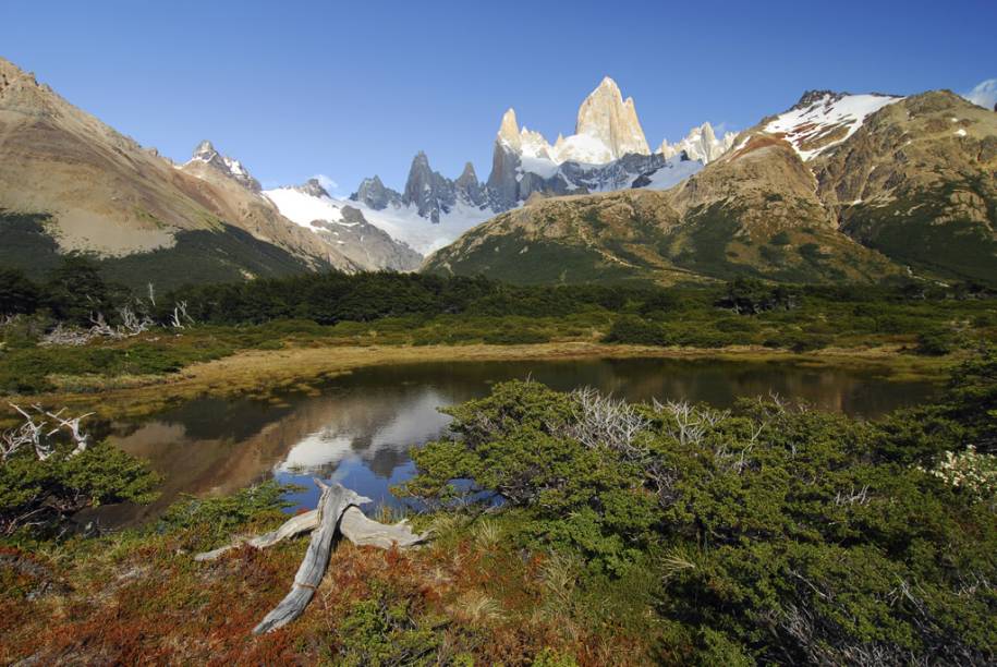 Diversas trilhas levam até o Monte Fitz Roy, um gigante de 3.405 metros de altura, cuja ponta parece espetar o céu