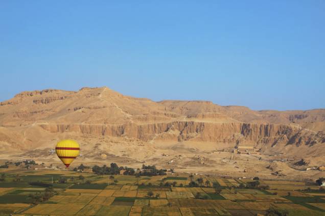 Planície da margem ocidental de Luxor, com o templo de Hatshepsut à esquerda. Atrás dessas montanhas encontram-se o Vale dos Reis Planície da margem ocidental de Luxor, com o templo de Hatshepsut à esquerda. Atrás dessas montanhas encontram-se o Vale dos Reis
