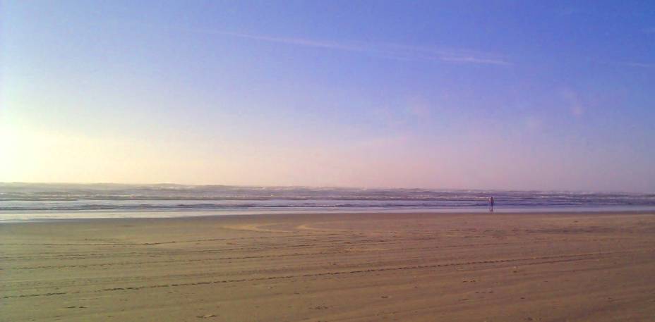 Durante a alta temporada, no verão, a Praia Grande fica com as areias ocupadas e com muitos quiosques para receber os turistas. No resto do ano, ela fica assim, calminha...