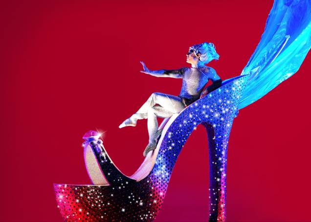 <strong>Priscilla</strong><br />O espetáculo <em>Priscilla, Rainha do Deserto</em>, uma adaptação do filme homônimo lançado em 1994, teve estreia mundial em 2006, na cidade de Sidney. A montagem, cuja trilha sonora inclui hits como <em>It’s Raining Men</em>, <em>I Will Survive</em> e <em>I Say a Little Prayer</em>, só chegou aos palcos da Broadway em 2011, onde ainda ficará em cartaz, pelo menos até setembro. O show das três drag queens que partem numa animada viagem pela Austrália a bordo de um ônibus de excursão apelidado de “Priscilla” desembarca no Teatro Bradesco, no Bourbon Shopping, em São Paulo, no dia 17 de março deste ano. Os ingressos vão de R$ 80 a R$ 250 (há ingressos de R$ 40, que são vendidos somente na bilheteria do teatro). <em><a href="https://www.musicalpriscilla.com.br" rel="www.musicalpriscilla.com.br" target="_blank">www.musicalpriscilla.com.br</a></em> <strong>Priscilla</strong><br />O espetáculo <em>Priscilla, Rainha do Deserto</em>, uma adaptação do filme homônimo lançado em 1994, teve estreia mundial em 2006, na cidade de Sidney. A montagem, cuja trilha sonora inclui hits como <em>It’s Raining Men</em>, <em>I Will Survive</em> e <em>I Say a Little Prayer</em>, só chegou aos palcos da Broadway em 2011, onde ainda ficará em cartaz, pelo menos até setembro. O show das três drag queens que partem numa animada viagem pela Austrália a bordo de um ônibus de excursão apelidado de “Priscilla” desembarca no Teatro Bradesco, no Bourbon Shopping, em São Paulo, no dia 17 de março deste ano. Os ingressos vão de R$ 80 a R$ 250 (há ingressos de R$ 40, que são vendidos somente na bilheteria do teatro). <em><a href="https://www.musicalpriscilla.com.br" rel="www.musicalpriscilla.com.br" target="_blank">www.musicalpriscilla.com.br</a></em>