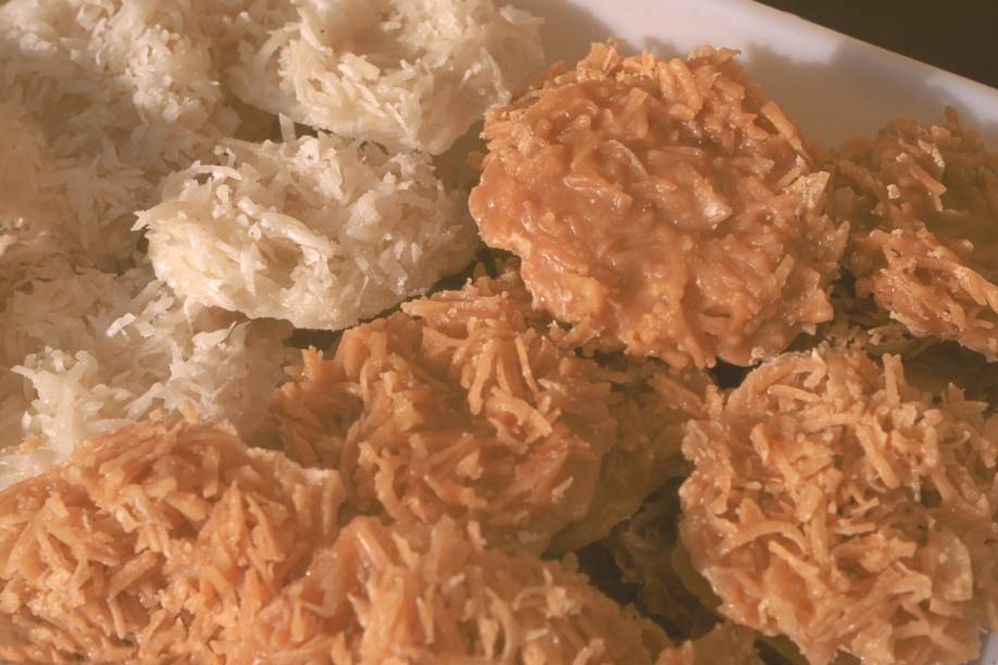 Você pode comer <strong>cocada </strong>em todo o país, mas não pode deixar a <a href="https://viajeaqui.abril.com.br/estados/br-bahia" rel="Bahia" target="_self">Bahia</a> sem ter experimentado a famosa <strong>cocada de tabuleiro</strong>, vendida em <a href="https://viajeaqui.abril.com.br/cidades/br-ba-salvador" rel="Salvador" target="_self">Salvador</a> pelas baianas em trajes típicos. O doce tem a versão branca e a preta, de coco queimado: ambas podem ser duras ou cremosas. Além do coco, a receita da branca tem muito açúcar, cravo e canela dissolvidos em água. Já na cocada preta, costuma-se acrescentar gengibre, açúcar queimado ou rapadura Você pode comer <strong>cocada </strong>em todo o país, mas não pode deixar a <a href="https://viajeaqui.abril.com.br/estados/br-bahia" rel="Bahia" target="_self">Bahia</a> sem ter experimentado a famosa <strong>cocada de tabuleiro</strong>, vendida em <a href="https://viajeaqui.abril.com.br/cidades/br-ba-salvador" rel="Salvador" target="_self">Salvador</a> pelas baianas em trajes típicos. O doce tem a versão branca e a preta, de coco queimado: ambas podem ser duras ou cremosas. Além do coco, a receita da branca tem muito açúcar, cravo e canela dissolvidos em água. Já na cocada preta, costuma-se acrescentar gengibre, açúcar queimado ou rapadura